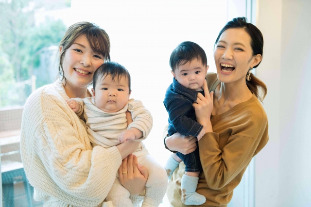 赤ちゃんを抱っこする写真